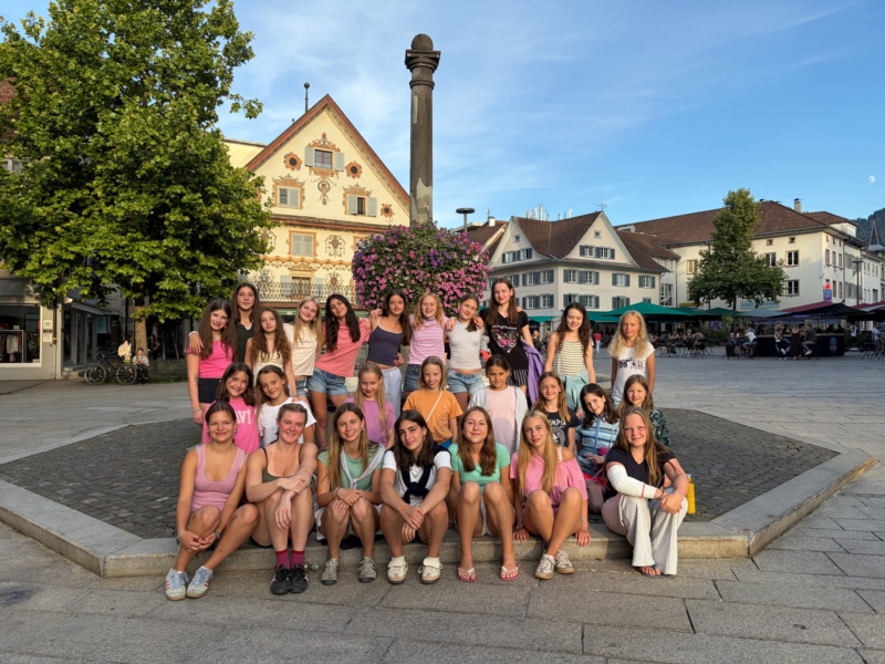 Team-Turnen Trainingslager Gruppenfoto am Platz